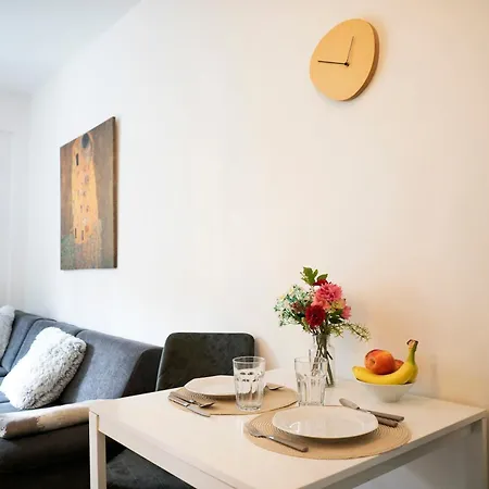 Cozy 2-room Apt, Parking Nearby Apartment