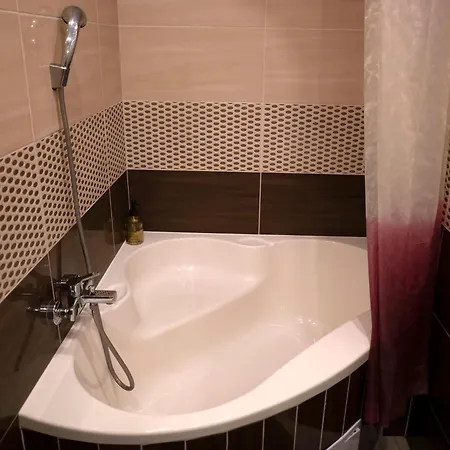 Cozy 2-room Apt, Parking Nearby דירה