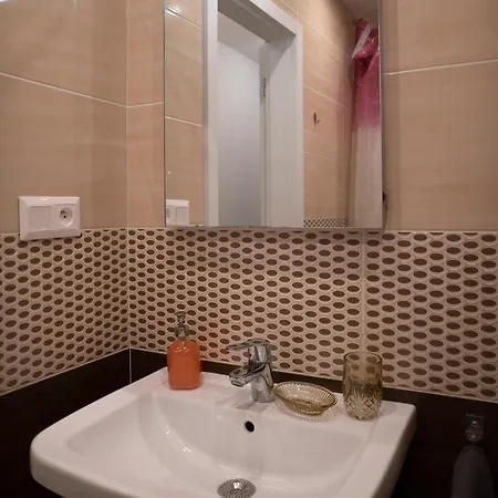 Apartament Cozy 2-room Apt, Parking Nearby